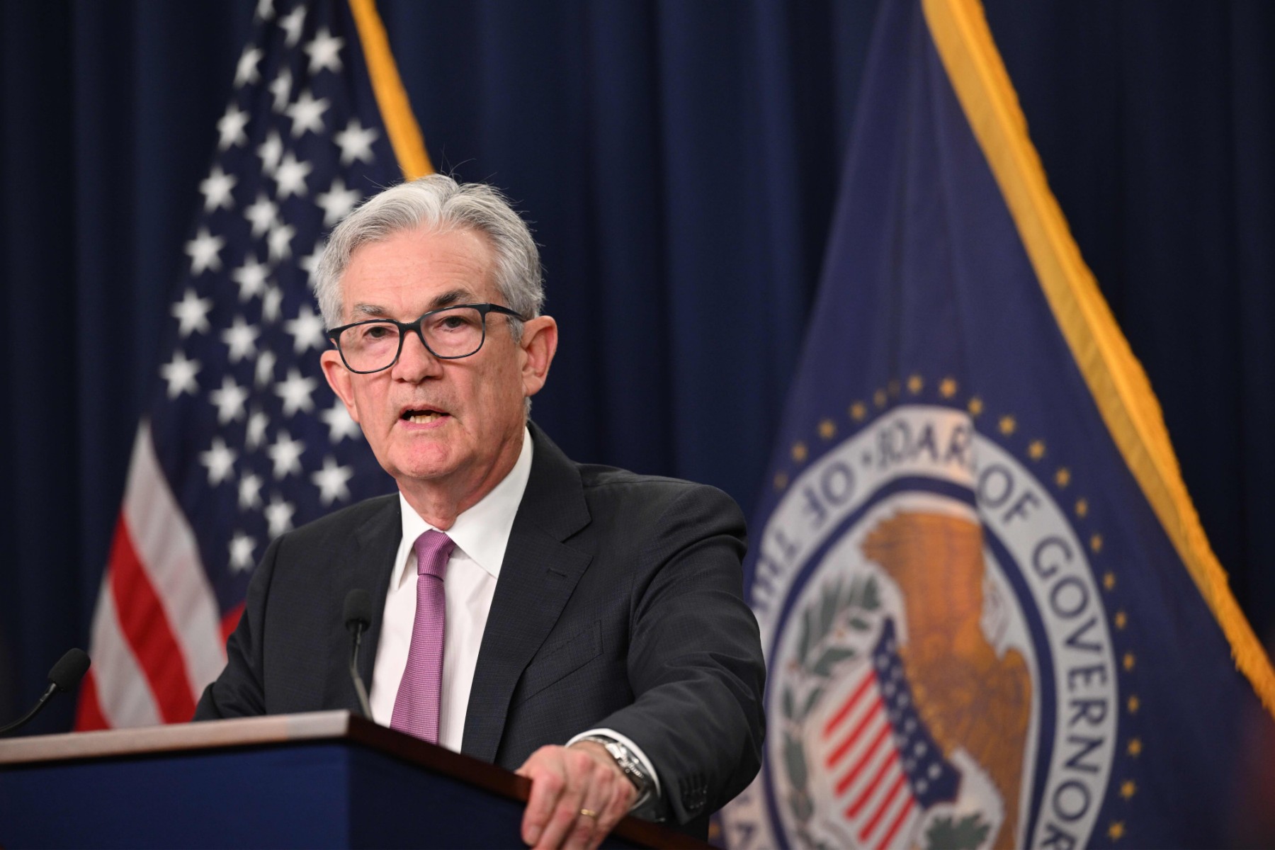 Le patron de la Fed prévient que la lutte contre l'inflation sera longue et pénible
