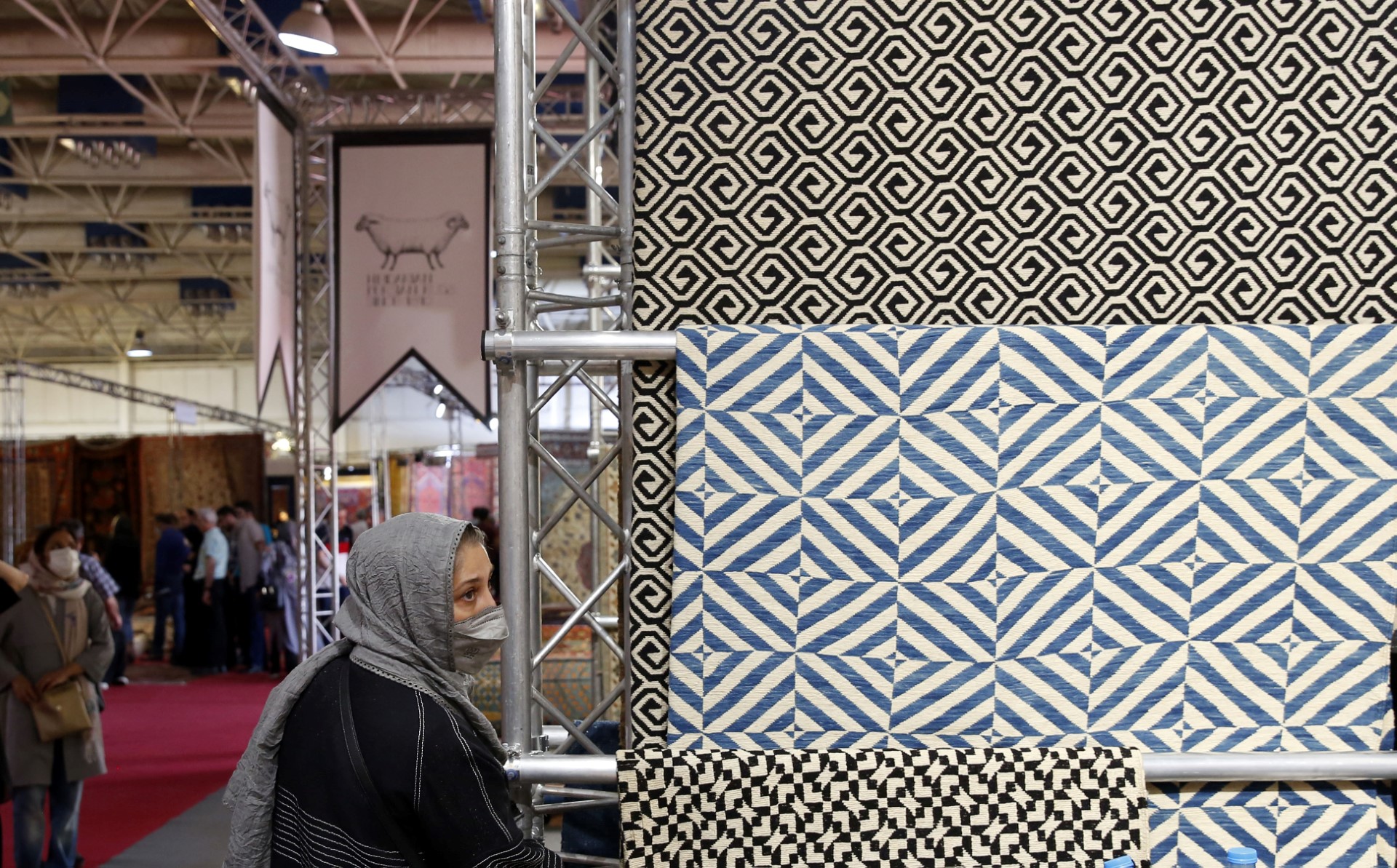 A Téhéran, le tapis tissé à la main fait sa révolution