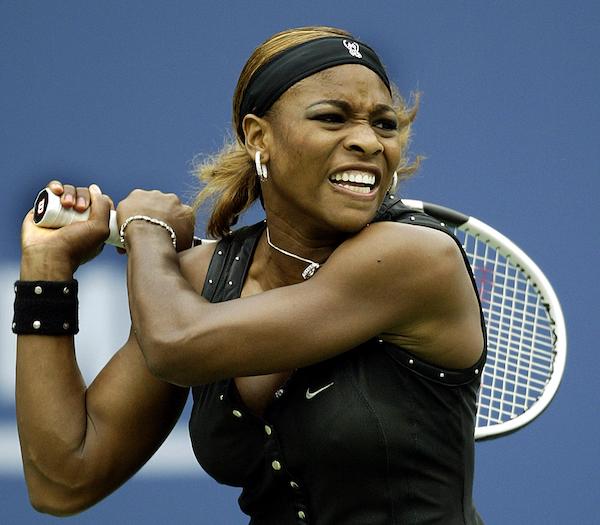 Dans cette photo d'archive prise le 5 septembre 2004, la tête de série numéro 3, Serena Williams, des États-Unis, renvoie un coup à la tête de série numéro 15, Patty Schnyder, de Suisse, pendant leur match à l'US Open 2004 à Flushing Meadows (Photo par Timothy A. CLARY / AFP)