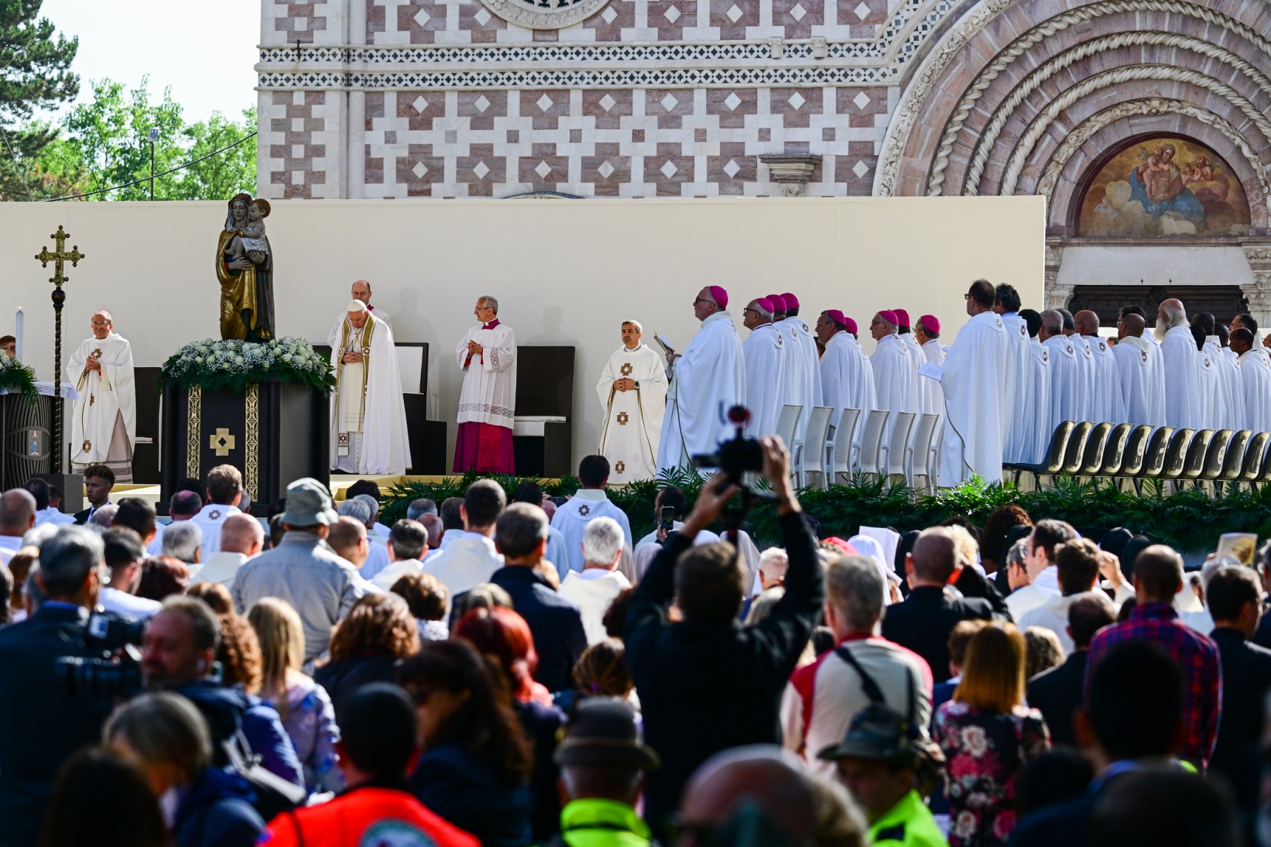 Italie: à l'Aquila, le pape rend hommage à la «dignité» de la population