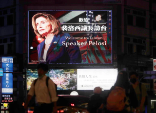 Taiwan : Pékin annonce des sanctions, Pelosi affirme être «venue en paix»