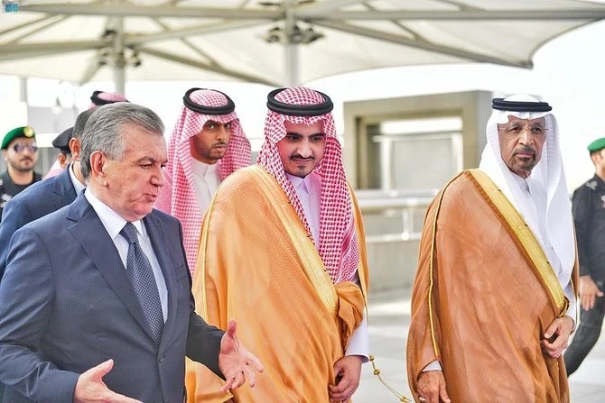 Le président de l’Ouzbékistan arrive à Djeddah après avoir visité la mosquée du Prophète