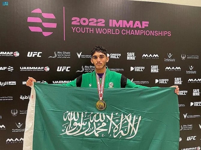 Abdulelah Mir Alem remporte la médaille d'or pour l'Arabie saoudite aux Championnats du monde juniors MMA