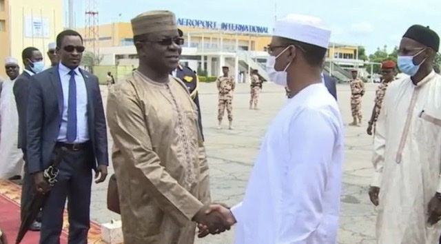 Tchad: Le chef de la junte est arrivé à Doha avant la signature prévue d'un accord de paix avec des rebelles