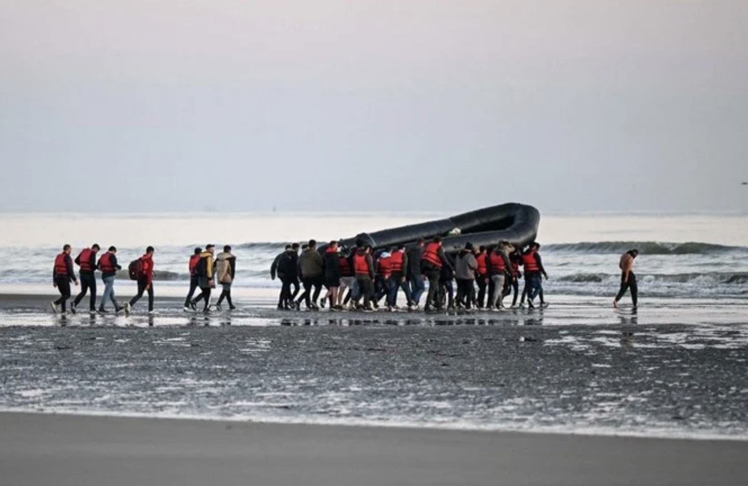 Près de 700 migrants traversent la Manche sur de petites embarcations en une journée