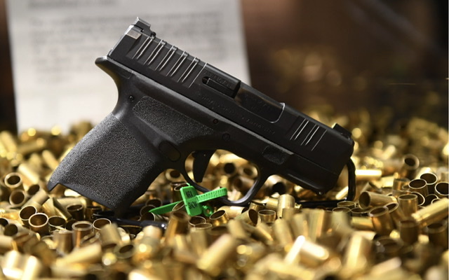 Le Canada va interdire l'importation des armes de poing