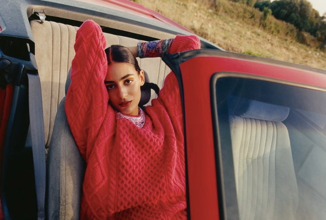 Le mannequin britannique d’origine marocaine Nora Attal pose pour un magasin de luxe italien