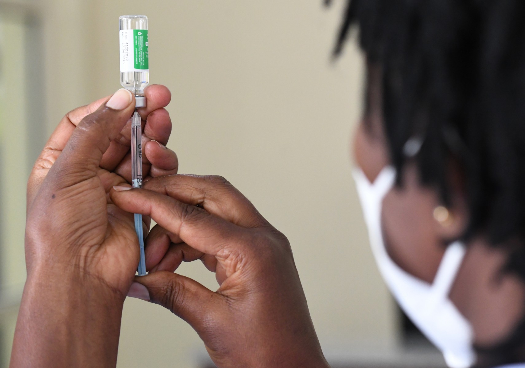 Covid-19: la couverture vaccinale dans les pays pauvres atteint 50%, selon Gavi