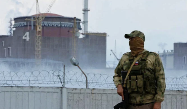 Un militaire russe monte la garde près de la centrale nucléaire de Zaporijjia au cours du conflit entre l'Ukraine et la Russie à l'extérieur de la ville d'Enerhodar sous contrôle russe, en Ukraine, le 4 août 2022 (Photo, Reuters).