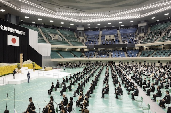 Le Premier ministre japonais Fumio Kishida (à gauche) prend la parole lors d'un service commémoratif marquant le 77e anniversaire de la capitulation du Japon pendant la Seconde Guerre mondiale (Photo par Yuichi Yamazaki / Pool / AFP)