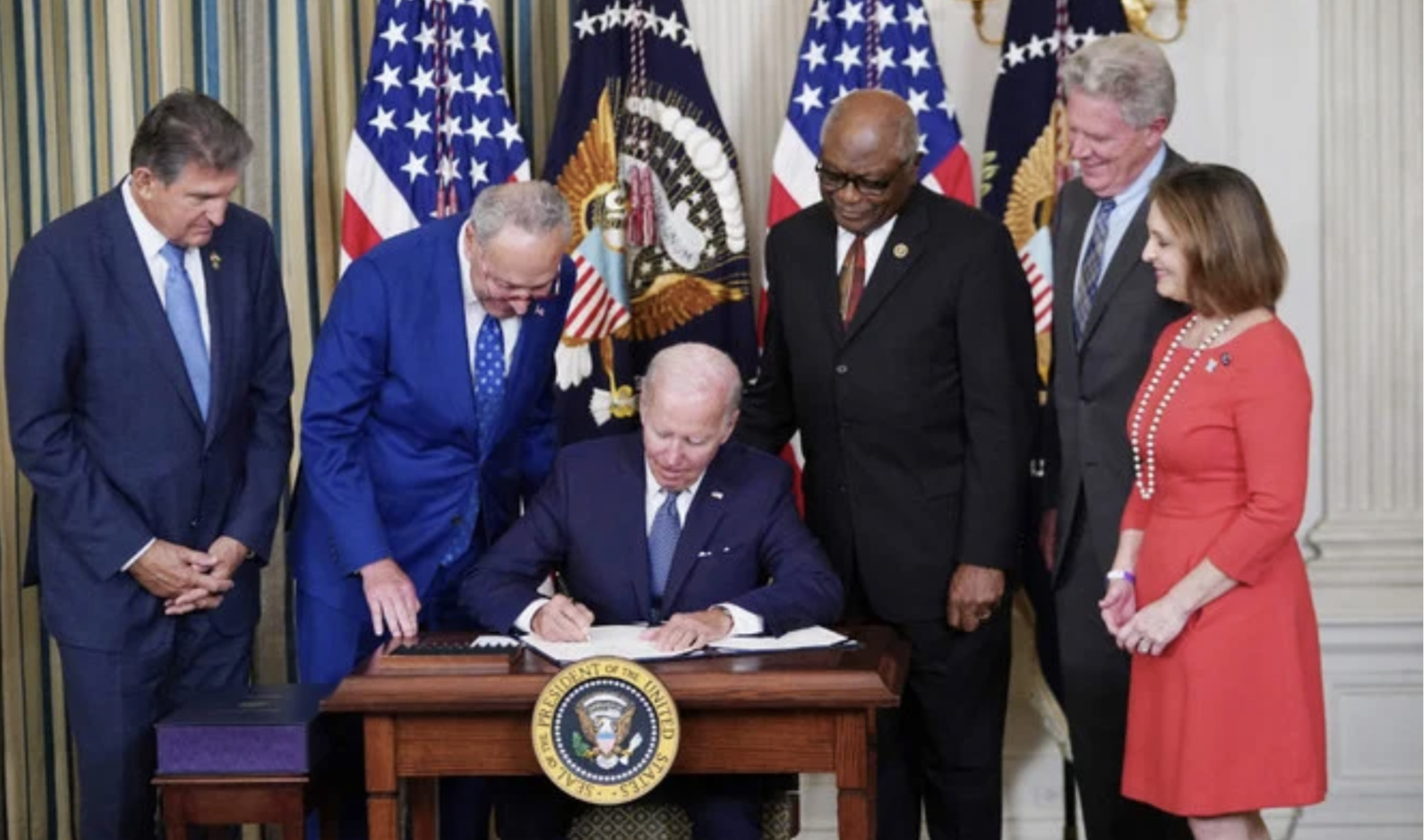 Biden promulgue une réforme majeure sur le climat et la santé
