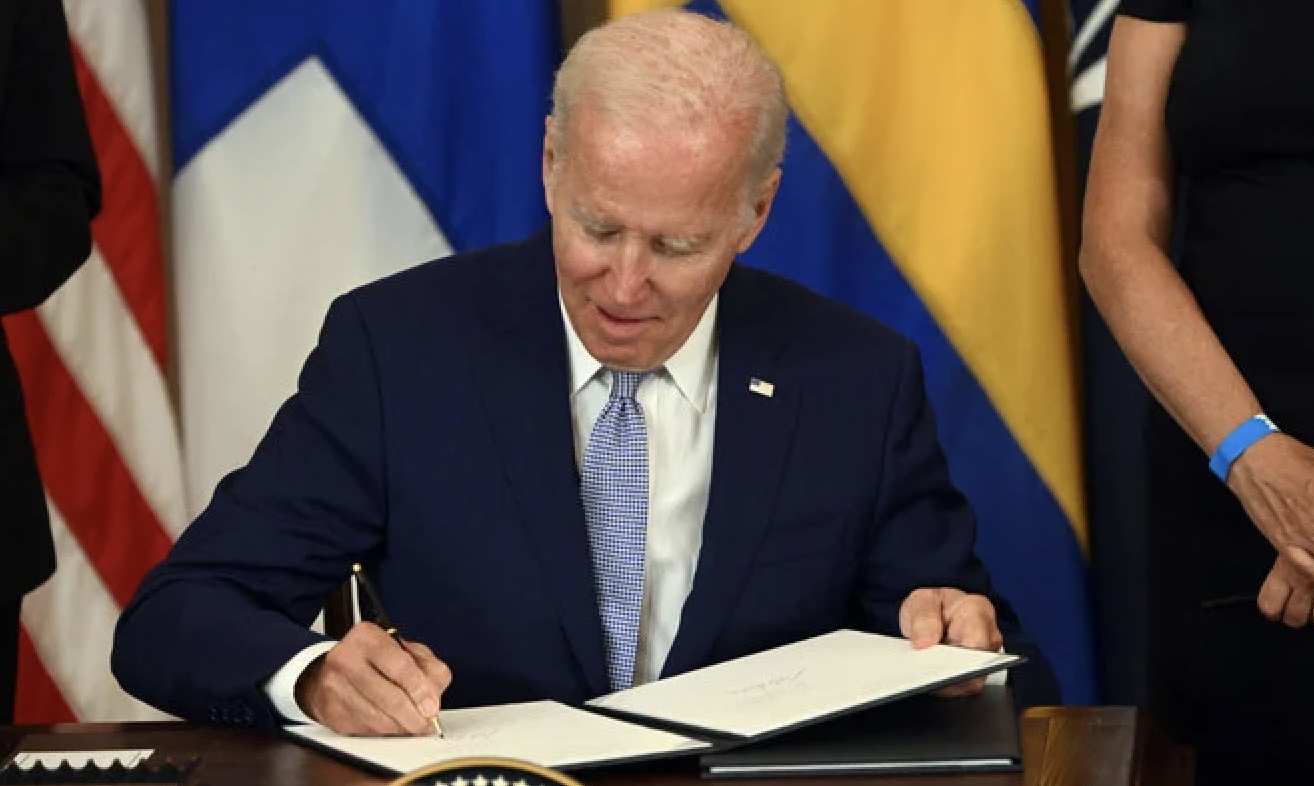 Biden paraphe la ratification des adhésions de la Finlande et la Suède à l'Otan