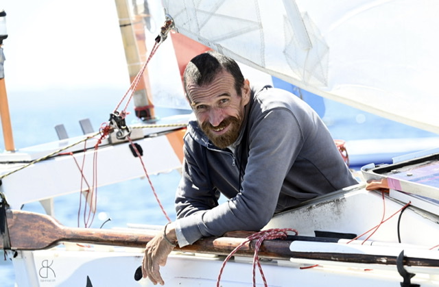 Dans un voilier de 4 mètres à 4.000 euros, il fait le tour du monde
