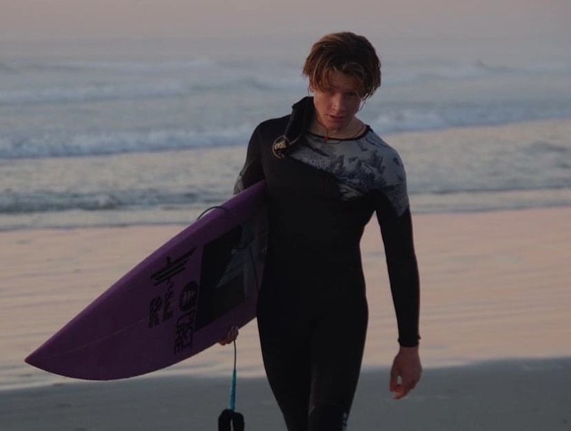 Fin des recherches pour un jeune espoir français du surf de 16 ans, disparu lors d'une plongée aux Açores