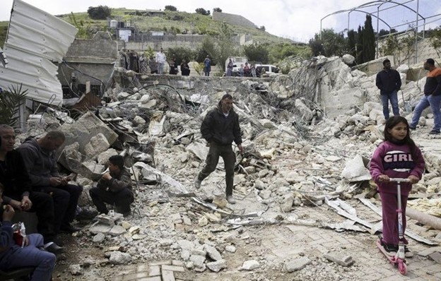 Israël force les Palestiniens à détruire leurs propres maisons