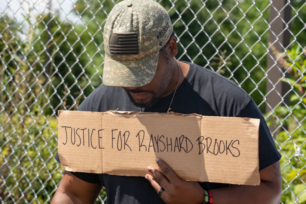 Abandon des charges pour deux policiers après la mort d'un Afro-Américain en 2020