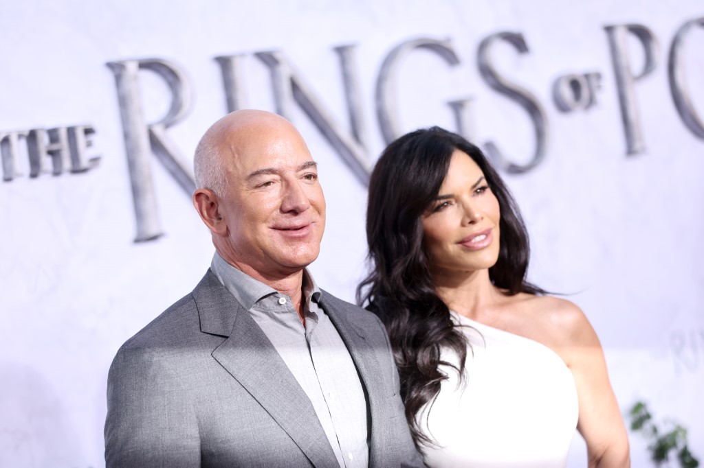 Jeff Bezos à la première de la série à gros budget «Le Seigneur des Anneaux»