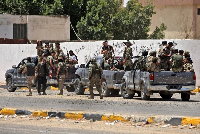 Des soldats de l'OTAN en poste au Kosovo patrouillent près d'une barricade routière érigée par des Serbes de souche près de la ville de Zubin Potok, le 1er août 2022 (Photo, AFP).