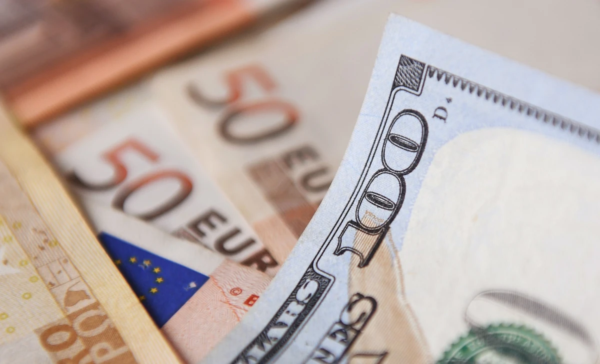 L'euro se reprend légèrement, aidé par le gaz naturel et de mauvais indicateurs américains