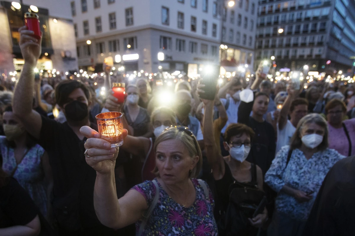 Cette photo d'archive prise le 1er août 2022 montre des personnes assistant à une commémoration à la bougie sur la Stephansplatz pour Lisa-Maria Kellermayr, le médecin autrichien décédé qui a fermé son cabinet après avoir déclaré avoir reçu des menaces de mort de la part des opposants aux restrictions et aux vaccins COVID-19. (Photo par Alex Halada / AFP)