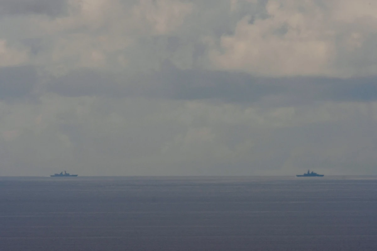 Deux navires militaires non identifiés naviguent dans les eaux proches de la côte est, vus du comté de Yilan, le 7 août 2022. (Photo : Sam Yeh / AFP)