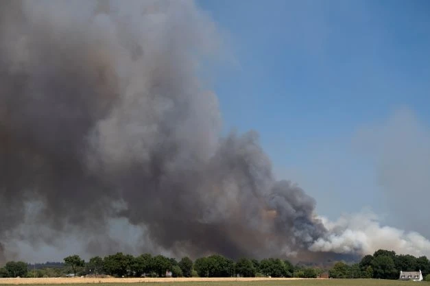 L'incendie dans la forêt de Brocéliande s'étend, deux avions suédois en action