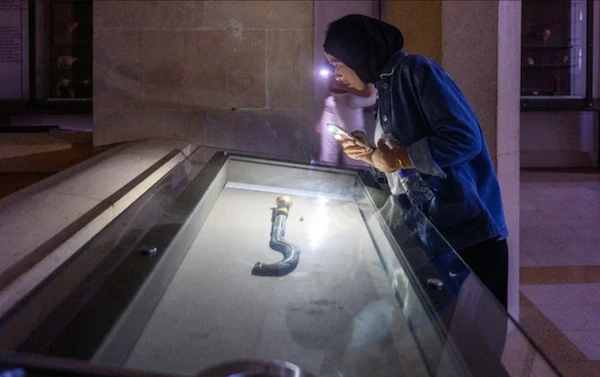 Les visiteurs du Musée national de Beyrouth utilisent leurs téléphones portables pour éclairer les pièces exposées. (Photo AN/Ammar Abd Rabbo)