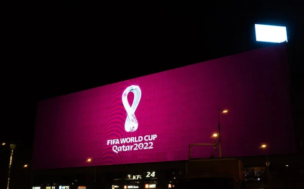 Des millions de visiteurs du monde entier se rendront au Qatar pour assister au tournoi, considéré comme l’un des événements les plus importants du calendrier sportif mondial, alors que des milliards de personnes suivront les 64 matchs à la télévision. (Shutterstock, photo)
