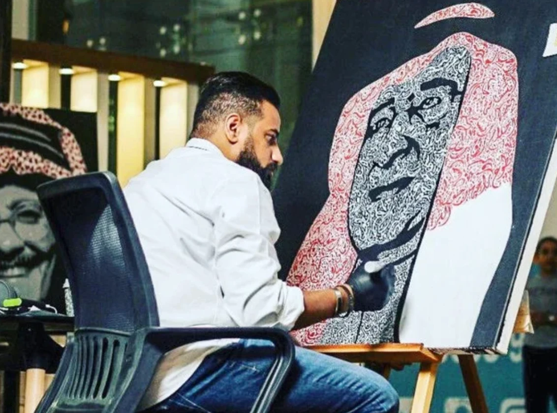 Mohammed Bajubair, un calligraphe-peintre saoudien transforme des poèmes en portraits