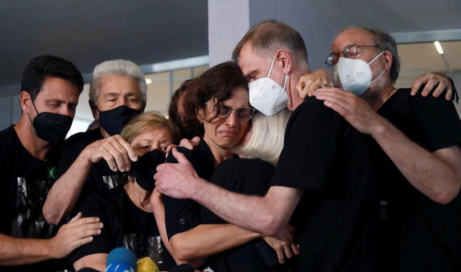 Alessandra Sampaio et Sian Phillips, veuve et sœur de Dom Phillips, lors de ses funérailles au cimetière Parque da Colina, à Rio de Janeiro, le 26 juin 2022 (Photo, AFP).