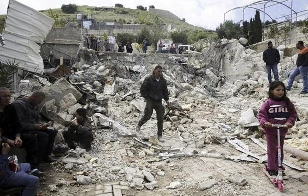 Israël force les Palestiniens à détruire leurs propres maisons