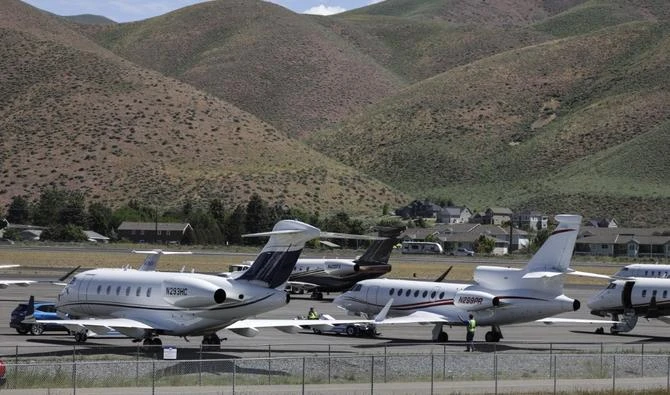 Des jets privés sont vus sur le tarmac de l'aéroport Friedman Memorial avant la conférence Allen & Company Sun Valley, le 5 juillet 2022 à Sun Valley, Idaho. (Kevin Dietsch/Getty Images/AFP)