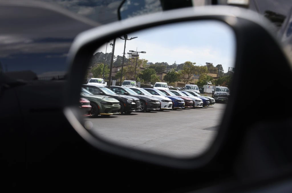 Dans la course aux voitures électriques, une route semée d'embûches