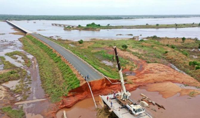 Cette photo distribuée par l'Institut national mozambicain de gestion des risques de catastrophe (INGD) et datée du 28 janvier 2022, montre le pont entre les villes mozambicaines de Mocuba et Maganja da Costa dans la province de Nampula endommagé et la zone environnante inondée. (Antonio BELEZA / INGD Institut national mozambicain de gestion des risques de catastrophe / AFP)