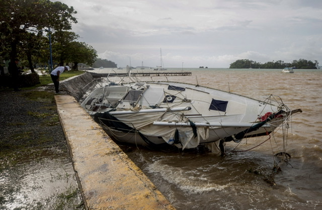Guadeloupe: 60.000 clients toujours privés d'eau trois jours après la tempête Fiona