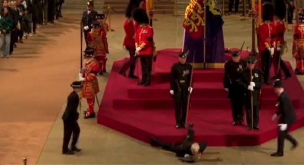 Veillant sur le cercueil de la reine Elizabeth II, un garde royal s'évanouit