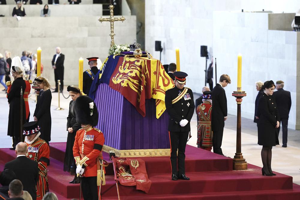 En photos, William et Harry réunis autour du cercueil d'Elizabeth II