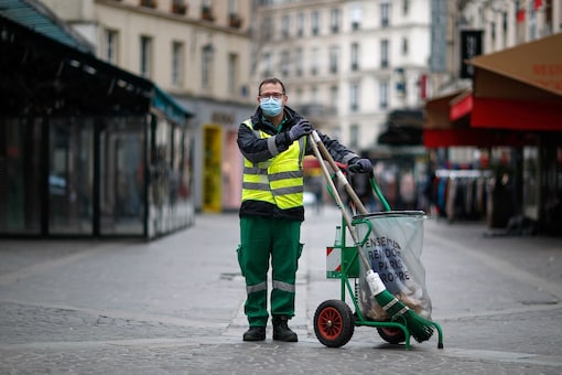 A Paris, Ludovic, éboueur star de TikTok, traque les déchets dans la Seine
