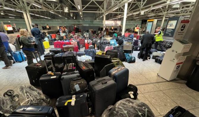 Des valises non récupérées à la récupération des bagages du terminal 3 d'Heathrow, à l'ouest de Londres, le 8 juillet 2022. (Photo, AFP)
