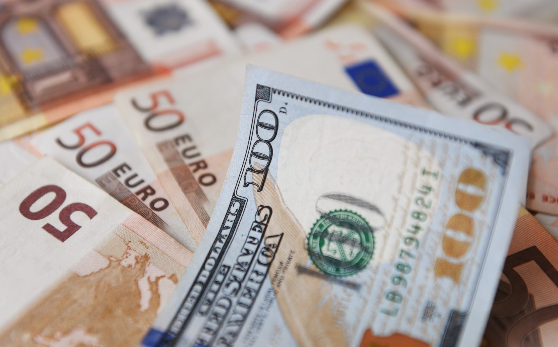 L'euro sous 0,99 dollar, une première en 20 ans avec l'arrêt de Nord Stream 1
