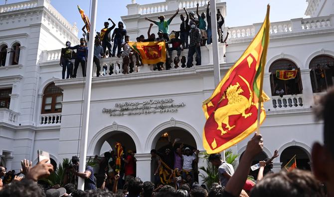 Les bureaux du Premier ministre au Sri Lanka, pris d’assaut par des manifestants après la fuite du président aux Maldives (photo, AFP)