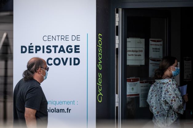 Covid: la reprise des contaminations s'accélère