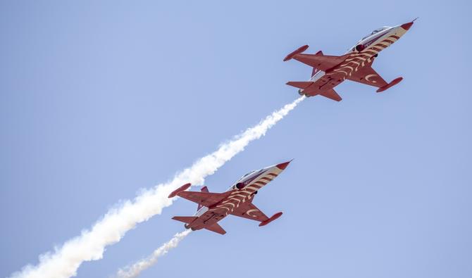 Des avions de chasse F5 volent lors d'une cérémonie officielle commémorant l'invasion de Chypre par la Turquie en 1974, dans la partie nord de la capitale de l'île, Nicosie, en juillet 20, 2022. (AFP)