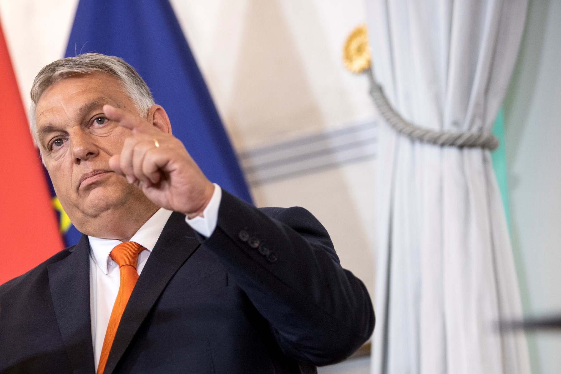 Gel des avoirs russes: Un commissaire européen épingle l'inaction de la Hongrie