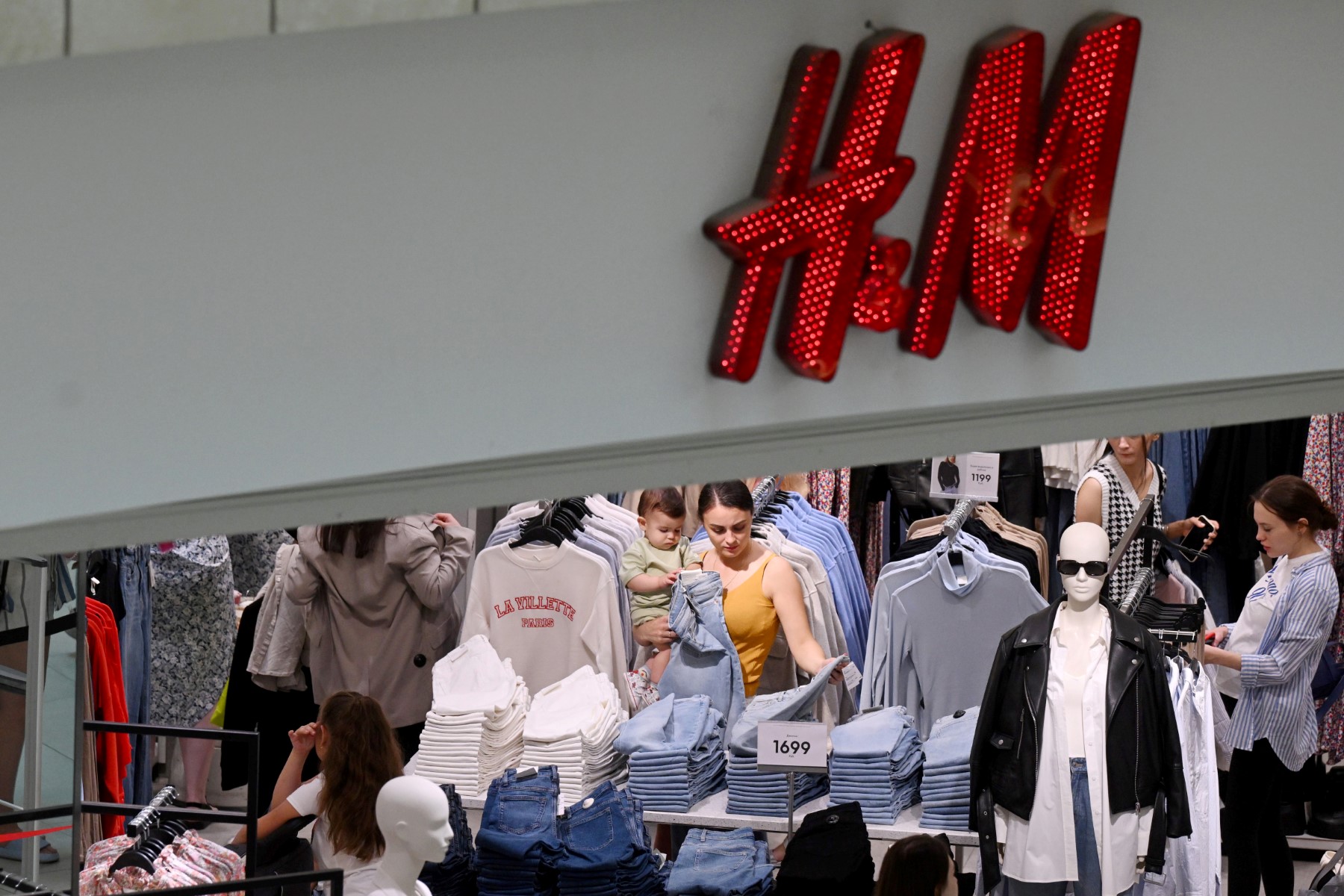 H&M, plombé par son désengagement de Russie, lance un plan d'économies