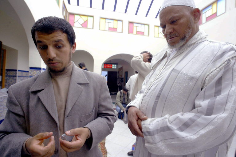 Cette photo d'archives prise le 18 juin 2004 montre l'imam Hassan Iquioussen (à gauche) (Photo de Francois Lo Presti / AFP)