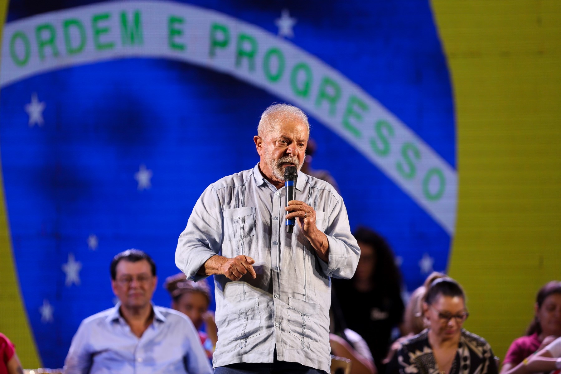 Brésil: L'avance de Lula sur Bolsonaro se réduit à 13 points, selon un sondage