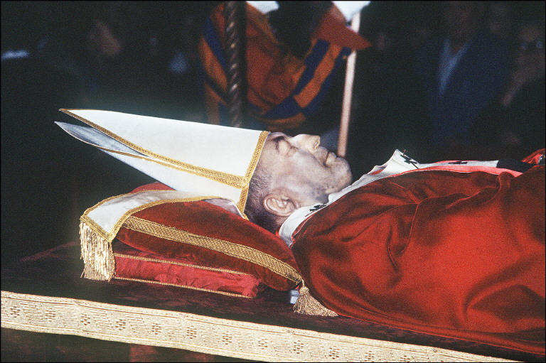 Cette photo d'archive prise début octobre 1978 montre le corps du pape Jean-Paul Ier exposé après sa mort le 28 septembre 1978 au Vatican. (Photo de l'AFP)