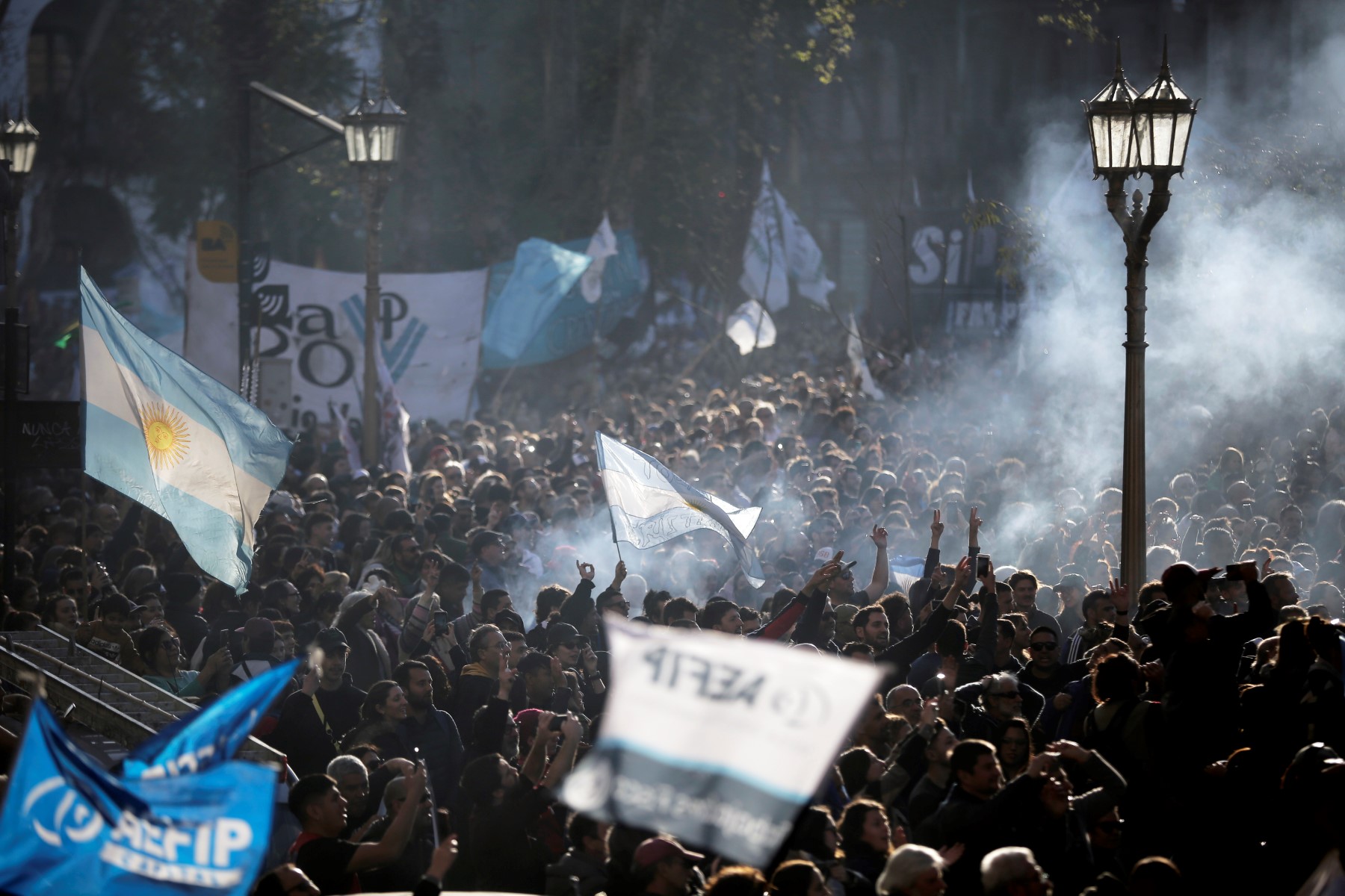 Dans une Argentine sous le choc, manifestations massives contre l'attentat de Kirchner