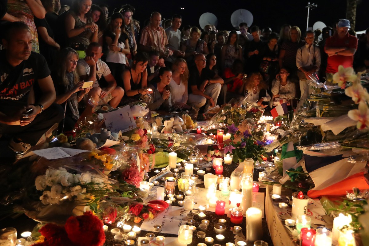 Dans cette photo d'archive prise le 15 juillet 2016, mémorial de fortune pour rendre hommage aux victimes au lendemain d’un attentat réalisé au moyen d’un camion qui a foncé à travers une foule célébrant la fête nationale. (Photo de Valery HACHE / AFP)